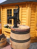 Fassregentonnen & Schwengelpumpe