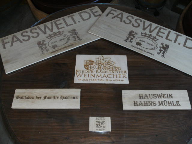 auf Eichenquerbrett mit Grafiklogo