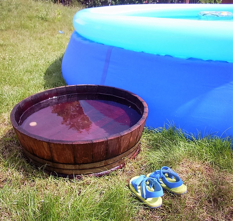 mit Eichenfass-Fuß-Einstiegsbecken