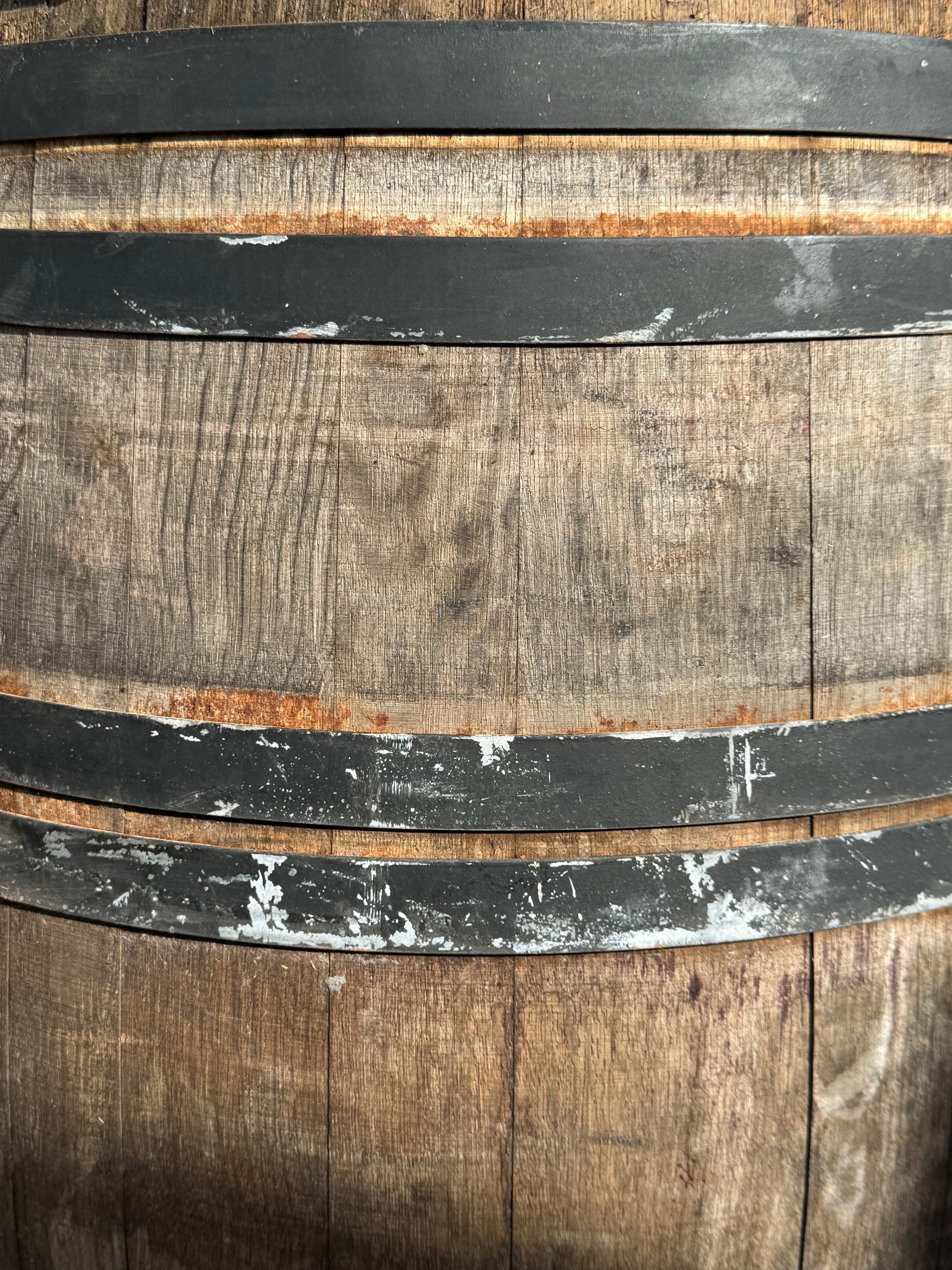 in Schwarz original, die Farbe ist teilweise ausgeplatzt