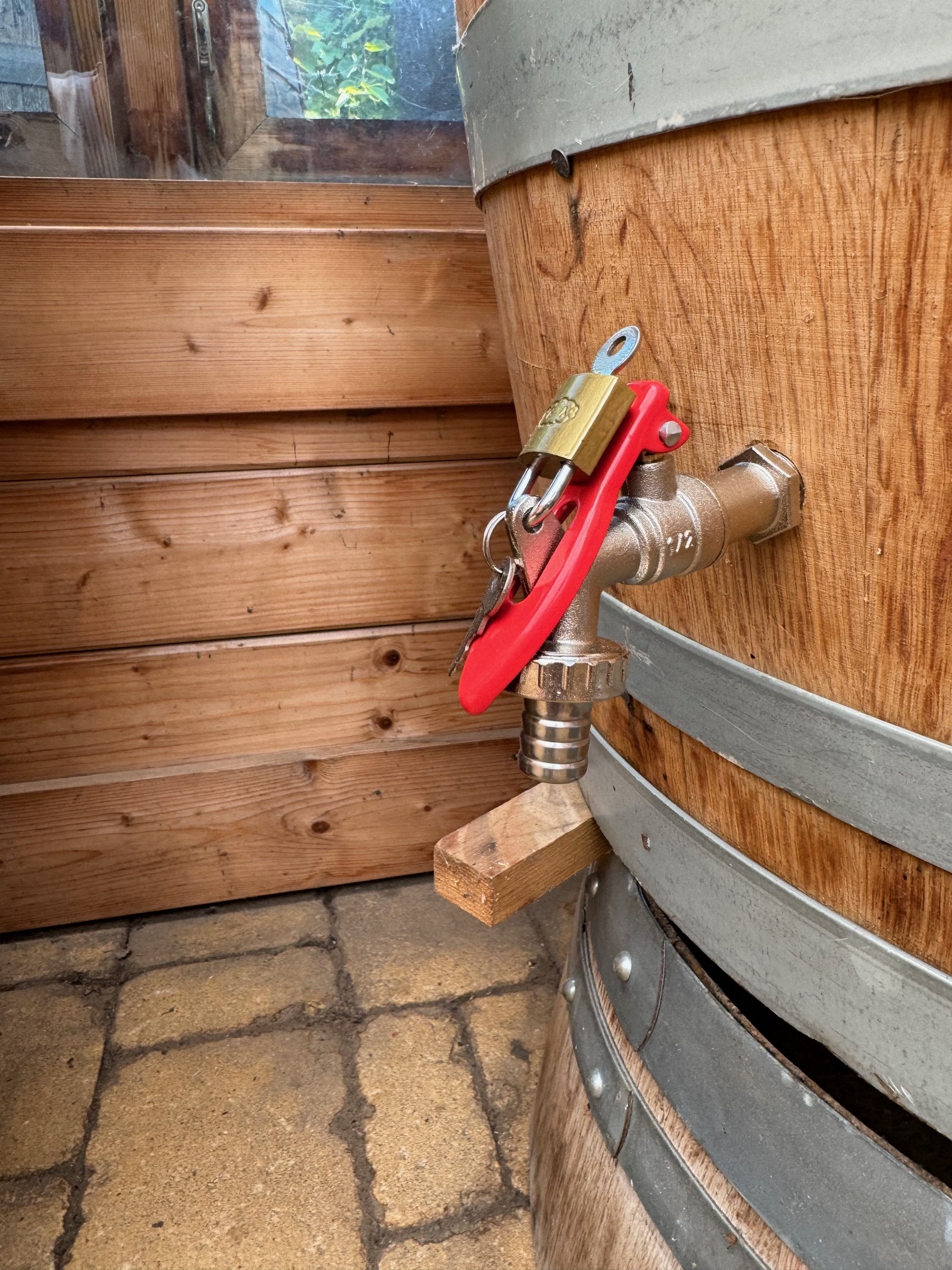 aus Metall mit 1/2 Zoll Schlauchanschluß abschließbar