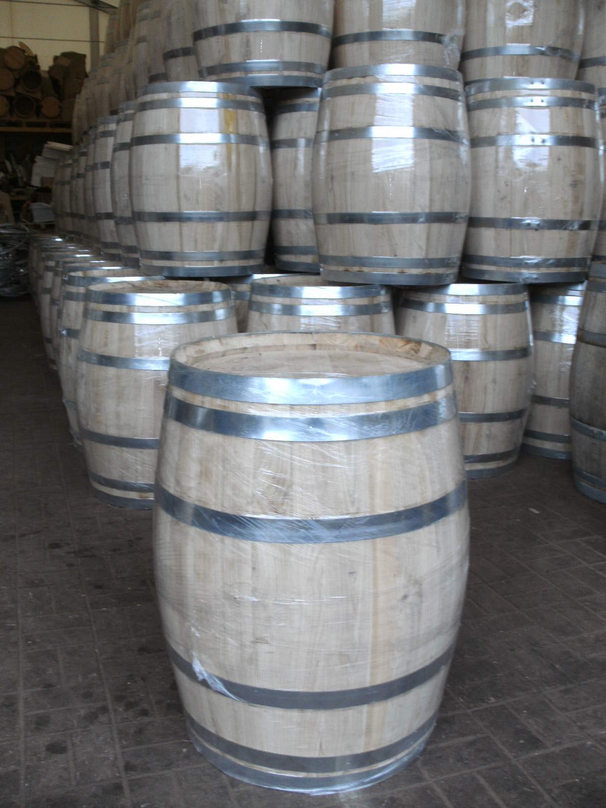 225L: D.mitte 70cm, D.oben 58cm, D.unten 58cm, H.95cm.- Neu aus Kastanienholz