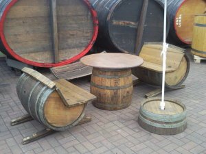 Fassbank - Sitzgarnitur - Mosel 1 x Fasssitztisch H.73cm, D. der Tischplatte 100cm + 2 x Fasssitzbank + 1 x Fass-Sonnenschirmständerabdeckung