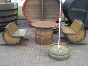 Fassbank - Sitzgarnitur - Mosel 1 x Fasssitztisch H.73cm, D. der Tischplatte 100cm + 2 x Fasssitzbank + 1 x Fass-Sonnenschirmständerabdeckung