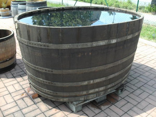 1200 Liter Eichenfasshälfte Durchmesser 180x125cm und Höhe 79cm.