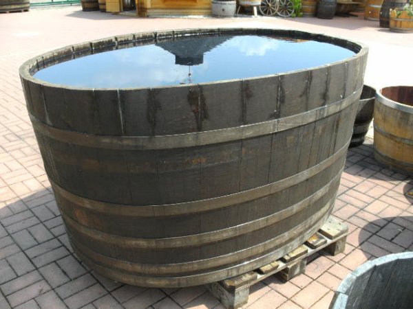 1200 Liter Eichenfasshälfte Durchmesser 180x125cm und Höhe 79cm.
