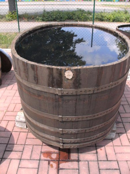 1200 Liter Eichenfasshälfte Durchmesser 180x125cm und Höhe 79cm.