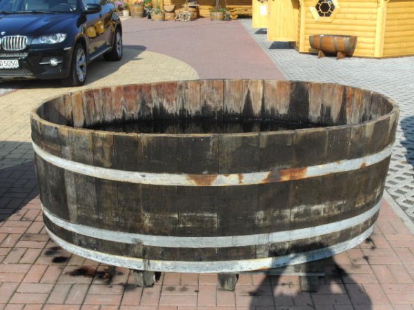 1700 Liter Eichenfasshälfte Durchmesser 200x136cm und Höhe 71cm.