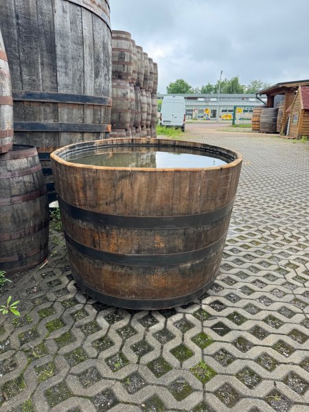 1250 Liter Eichenfasshälfte Durchmesser 205x135cm und Höhe 78cm.