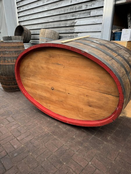1250 Liter Eichenfasshälfte Durchmesser 205x135cm und Höhe 78cm.
