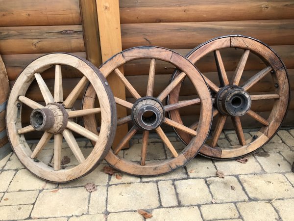 Wagenrad mit Durchmesser ca. 65cm. Eichenholz gebraucht