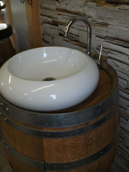 Waschtischunterschrank aus gebrauchtem 225L Eichenfass mit Keramik Waschbecken rund