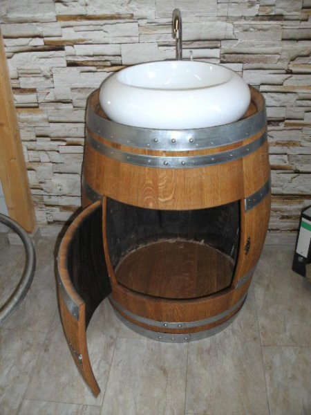Waschtischunterschrank aus gebrauchtem 225L Eichenfass mit Keramik Waschbecken rund