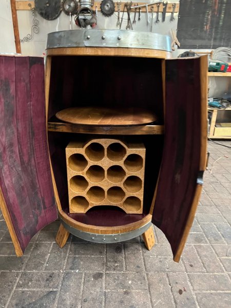 Fasskönigbar aus 225-/300-L gebrauchtem Barriquefass Eichenfass Holzfass Fassbar Fasstisch Bistrotisch Stehtisch Fasstheke Weinfass