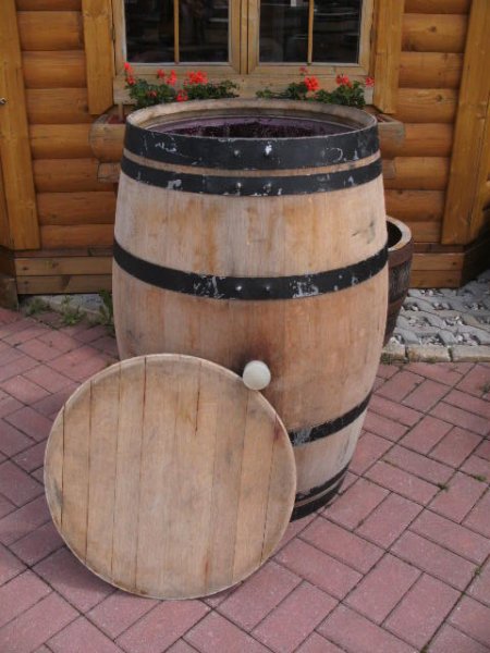 225 Liter Weinfass Regentonne schwarze Ringe aus gebr. Barrique Eichenfass Höhe 90-95cm, Durchmesser 70-73cm Holzfass Wasserfass Regenfass Tonne