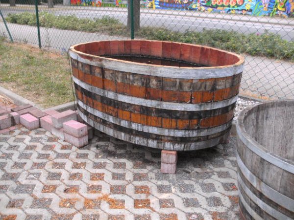 600Liter Eichenfasshälfte oval 160x105cm und Höhe 66cm Badewanne Wasserfass Miniteich Regenfass Holzfass