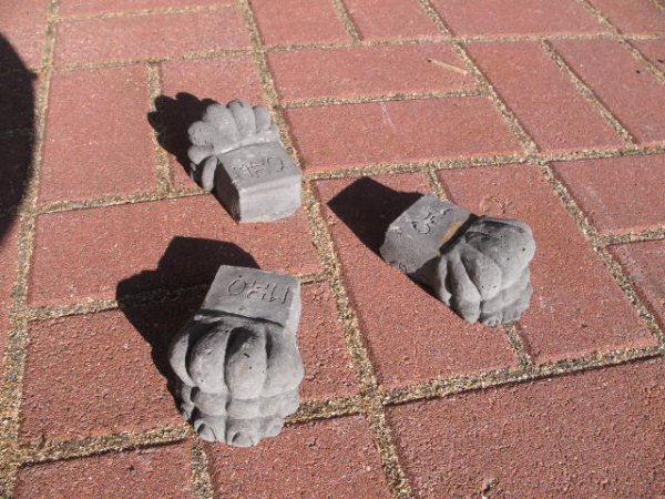 3-er Set Betonfüße - Klein als Untersetzer für Blumenkübel oder Regentonne