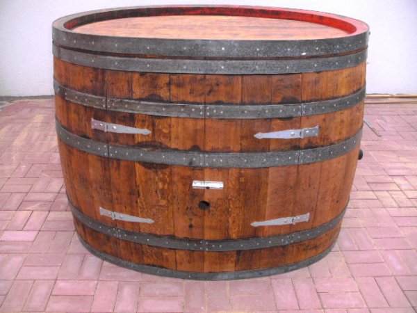Fasskönigbar aus ovalem 1200L gebrauchtem Eichenfass mit Zwische
