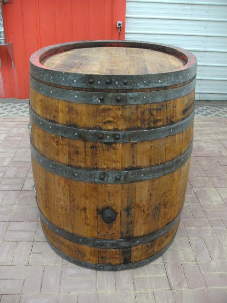 Fasskönigbar aus ovalem 1200L gebrauchtem Eichenfass mit Zwische