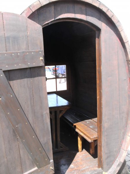 10000L ovale Fass-Gartenlaube mit Tisch, zwei Bänke und Schlaffunktion, Verkaufstand, Weintheke, Weinverkostungsstand