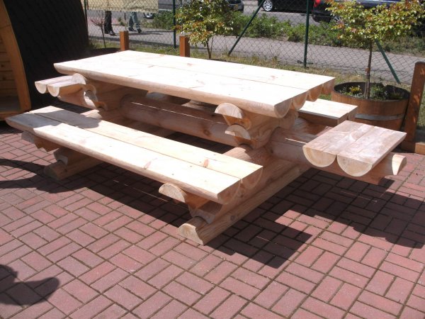 Rundbohlen-Sitzgarnitur 2M-RBSG-4FB massiv 2x2m+2x0,6m Bänke ohne Rüceknlehnen + 1 Tisch alle Teile mit Länge je 2m.