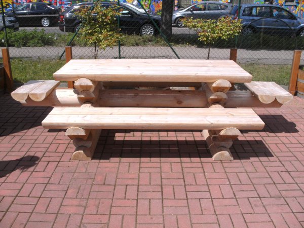 Rundbohlen-Sitzgarnitur 2M-RBSG-4FB massiv 2x2m+2x0,6m Bänke ohne Rüceknlehnen + 1 Tisch alle Teile mit Länge je 2m.