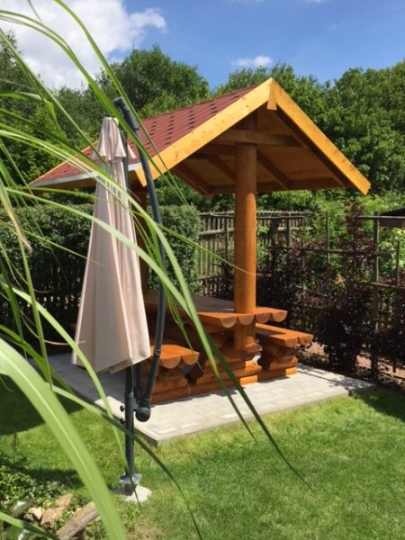 2.3m Rundbohlen-Sitzgarnitur 23M-RBSG-2FB+D massiv 2 x feste Bänke ohne Rückenlehnen + 1 x Tisch + SateldachDach