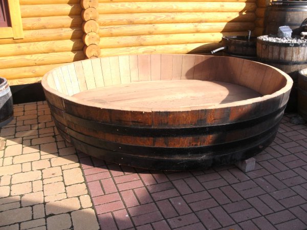 Seltenes ca. 1200 Liter runder Miniteich aus Eichenfasshälfte Durchmesser 235cm und Höhe 50cm.