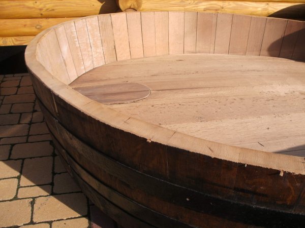 Seltenes ca. 1200 Liter runder Miniteich aus Eichenfasshälfte Durchmesser 235cm und Höhe 50cm.