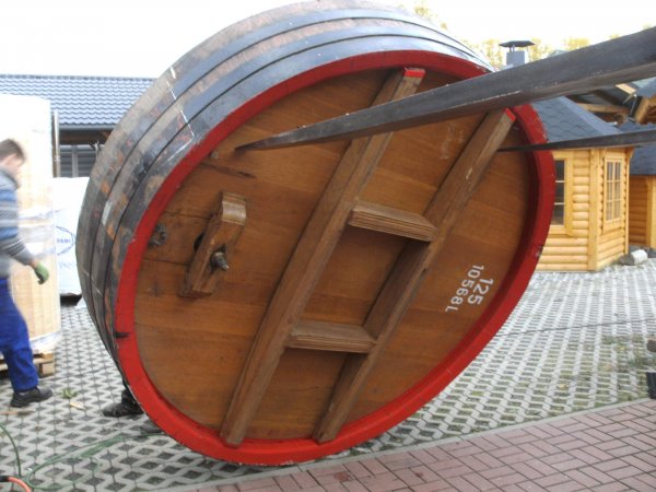 Seltenes ca. 1200 Liter runder Miniteich aus Eichenfasshälfte Durchmesser 235cm und Höhe 50cm.