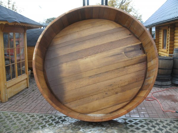 Seltenes ca. 1200 Liter runder Miniteich aus Eichenfasshälfte Durchmesser 235cm und Höhe 50cm.