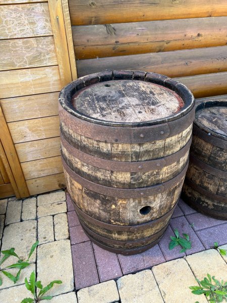 100 Liter rundes Weinfass gebrauchtes Eichenfass sehr selten war mit Rotwein gefüllt