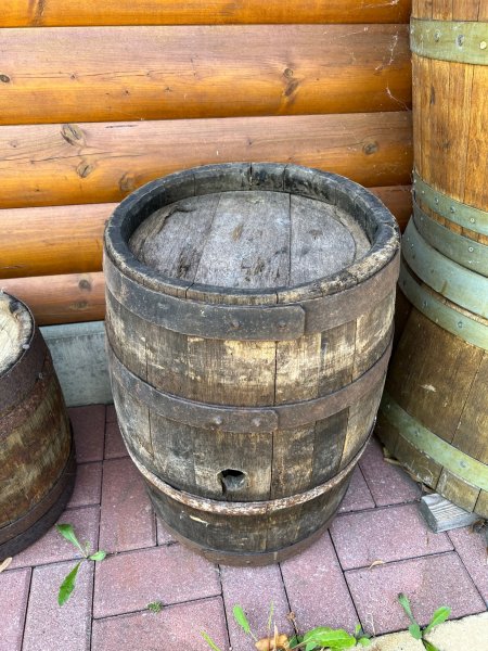 100 Liter rundes Weinfass gebrauchtes Eichenfass sehr selten war mit Rotwein gefüllt