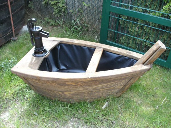 Miniteich-Boot NORDIKA-15-MT mit kleiner Schwengelpumpe & mit elektrischer Kreislaufpumpe Holzboot Designboot als Garten-Dekoration