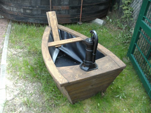 Miniteich-Boot NORDIKA-15-MT mit kleiner Schwengelpumpe & mit elektrischer Kreislaufpumpe Holzboot Designboot als Garten-Dekoration