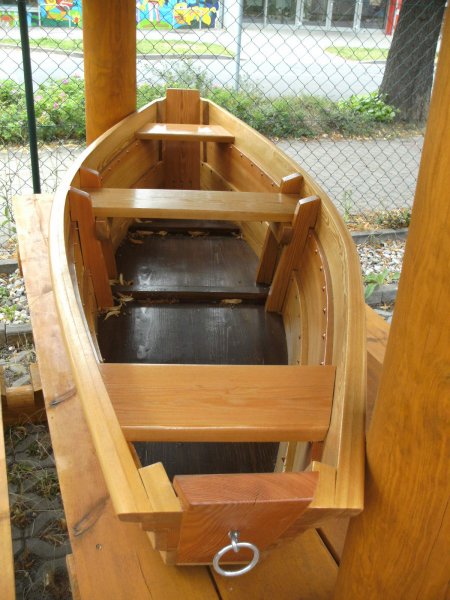 NORDIKA-28S schwimmfähiges Holzboot fertig lackiert Designboot als Garten-Dekoration