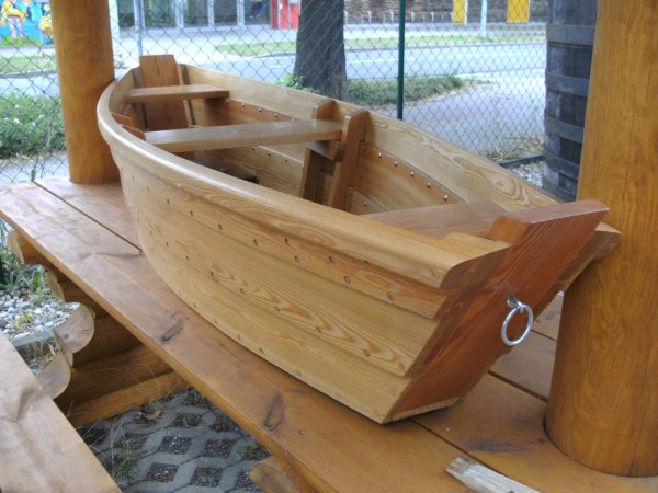 NORDIKA-28S schwimmfähiges Holzboot fertig lackiert Designboot als Garten-Dekoration