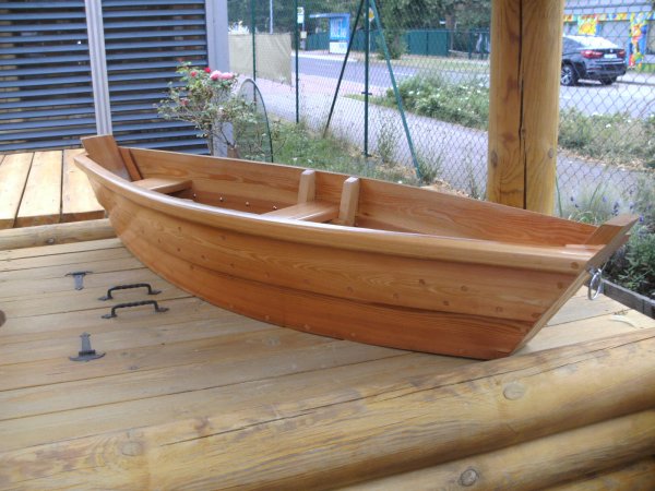 NORDIKA-17S schwimmfähiges Holzboot fertig lackiert Designboot als Garten-Dekoration