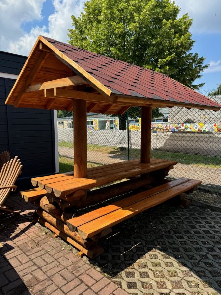 2.7m Rundbohlen-Sitzgarnitur mit Sateldach 27M-RBSG-2FB+D massiv 2 x feste Bänke ohne Rückenlehnen + 1 x Tisch