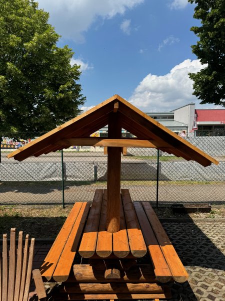 2.7m Rundbohlen-Sitzgarnitur mit Sateldach 27M-RBSG-2FB+D massiv 2 x feste Bänke ohne Rückenlehnen + 1 x Tisch