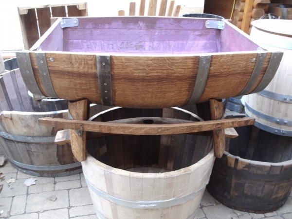 115 Liter quer gebrauchtes Barrique-Eichenfasshälfte mit schönem Lagerbock aus massivem Eichenholz