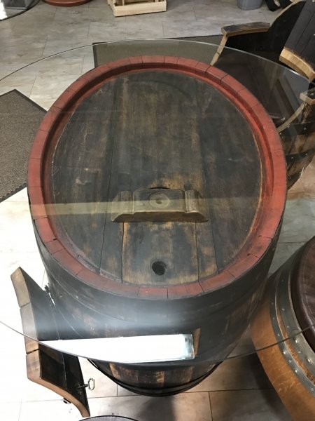 Fasskönigbar aus ovalem 250L gebrauchtem Eichenfass mit Zwischenboden und Möbelrolen Einzelstück