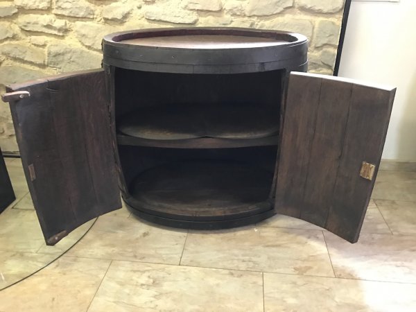 Fasskönigbar aus ovalem 300L gebrauchtem Eichenfass dunkel mit Zwischenboden, Schloß und Möbelrolen Einzelstück