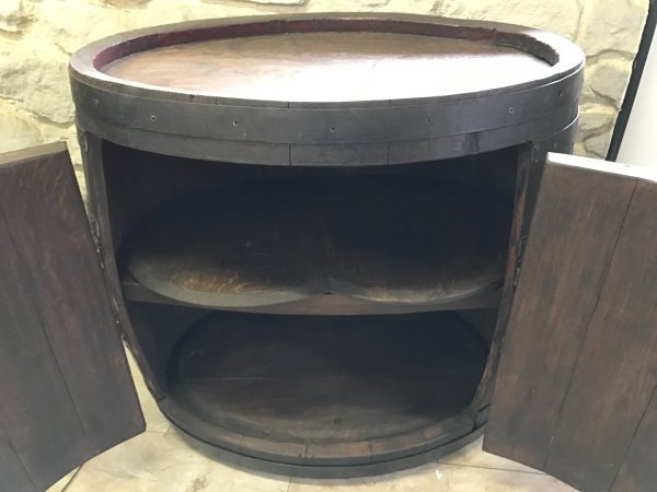 Fasskönigbar aus ovalem 300L gebrauchtem Eichenfass dunkel mit Zwischenboden, Schloß und Möbelrolen Einzelstück