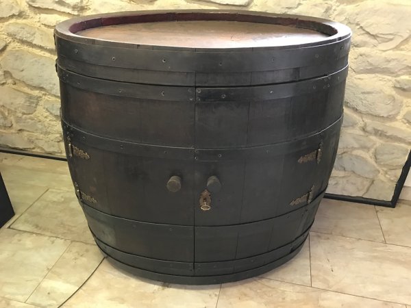 Fasskönigbar aus ovalem 300L gebrauchtem Eichenfass dunkel mit Zwischenboden, Schloß und Möbelrolen Einzelstück