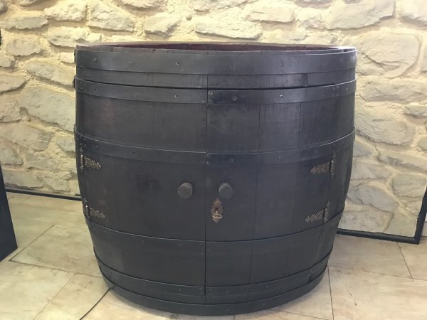 Fasskönigbar aus ovalem 300L gebrauchtem Eichenfass dunkel mit Zwischenboden, Schloß und Möbelrolen Einzelstück