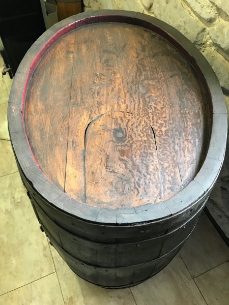 Fasskönigbar aus ovalem 300L gebrauchtem Eichenfass dunkel mit Zwischenboden, Schloß und Möbelrolen Einzelstück