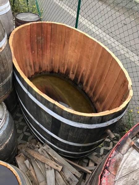 1600 Liter Eichenfasshälfte Durchmesser 180x120cm und Höhe 117cm.
