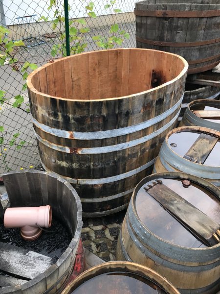 1600 Liter Eichenfasshälfte Durchmesser 180x120cm und Höhe 117cm.