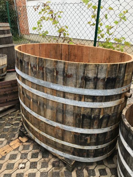1800 Liter Eichenfasshälfte Durchmesser 196x120cm und Höhe 120cm.